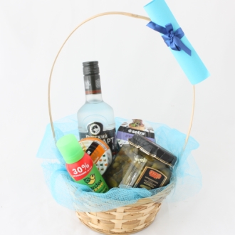 Корзина-поздравление с водкой в Ильинском